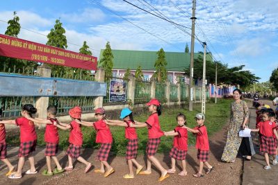 Trường Mầm non Anh Đào phối hợp cùng trường Tiểu học Bế Văn Đàn tổ chức cho trẻ mẫu giáo 5 -6 tuổi tham quan trường tiểu học.